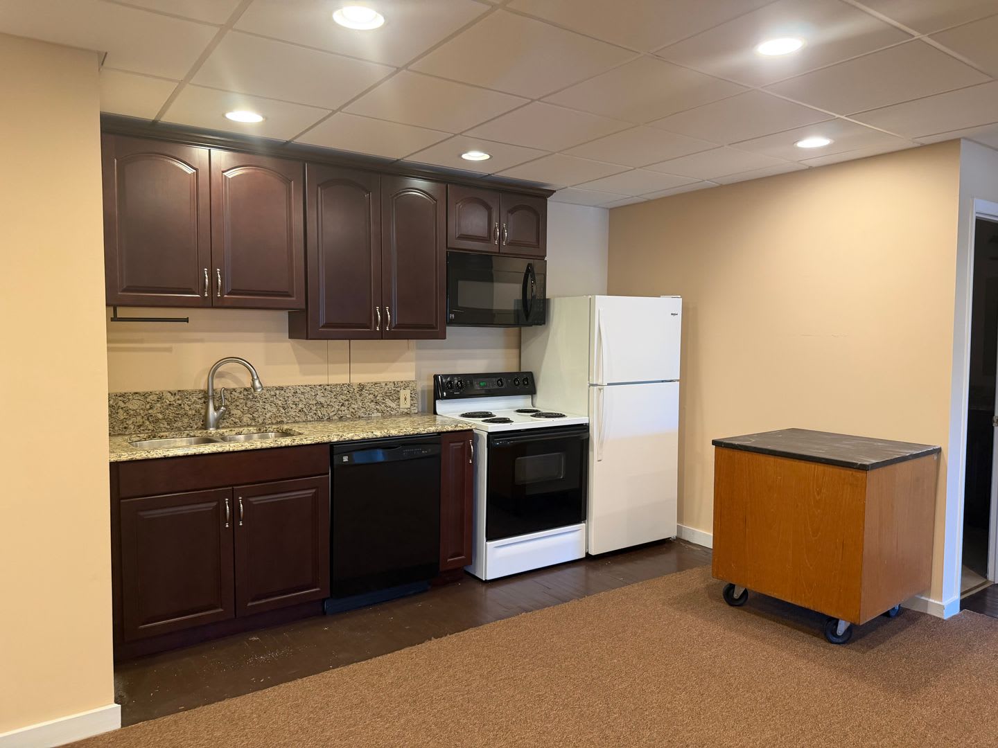 Large Apartment Above Commercial Building – photo 5