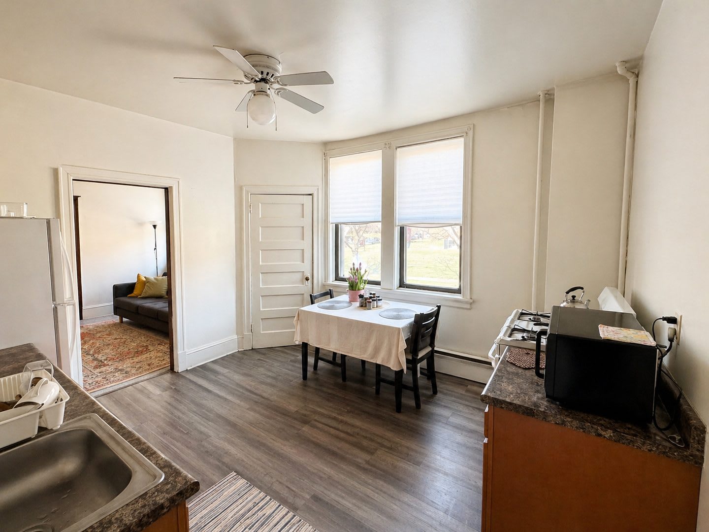 Available NOW! Renovated from top to bottom! – photo 3