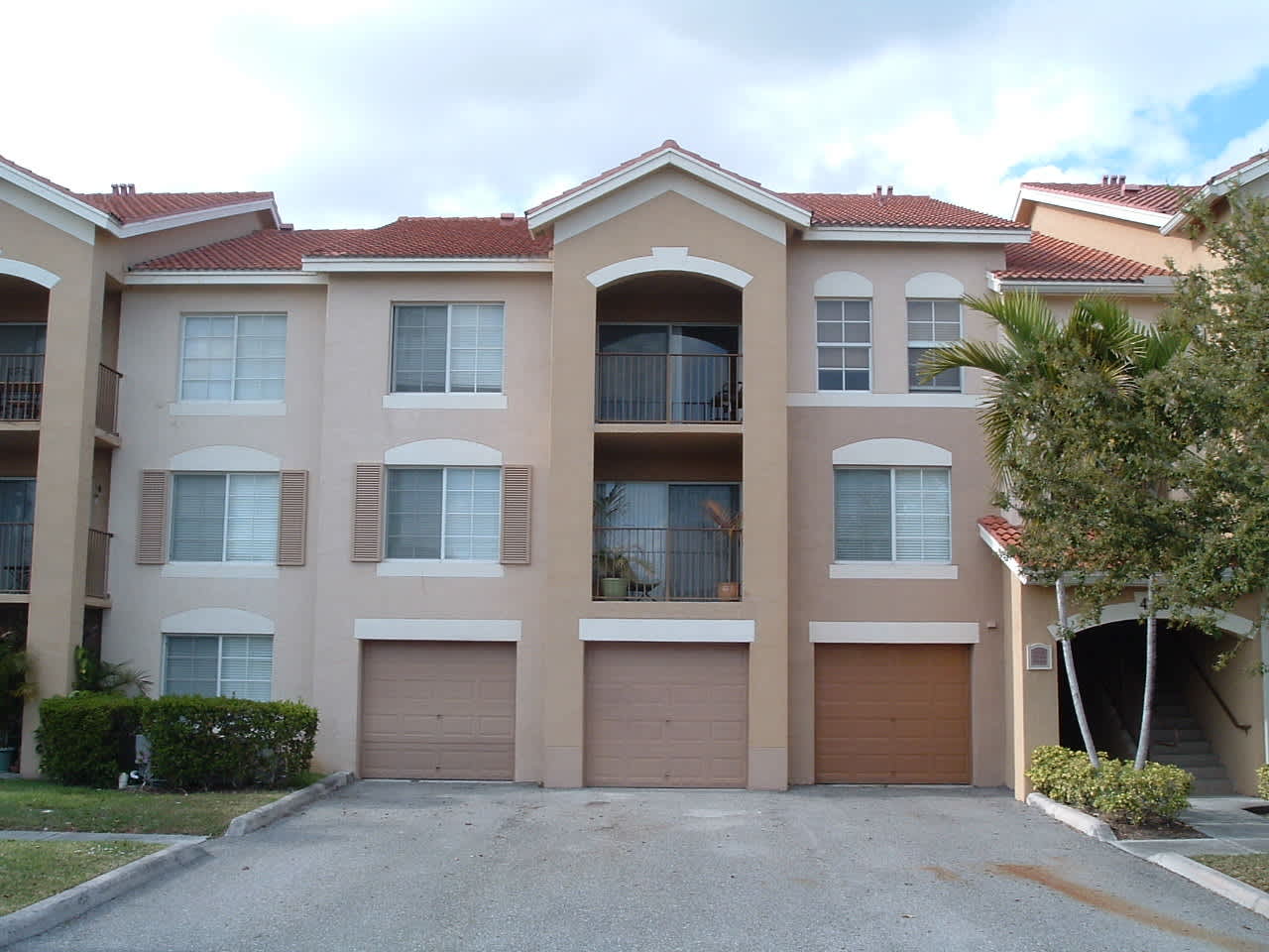 EMERALD ISLE AT LAGUNA LAKES CONDO – photo 1