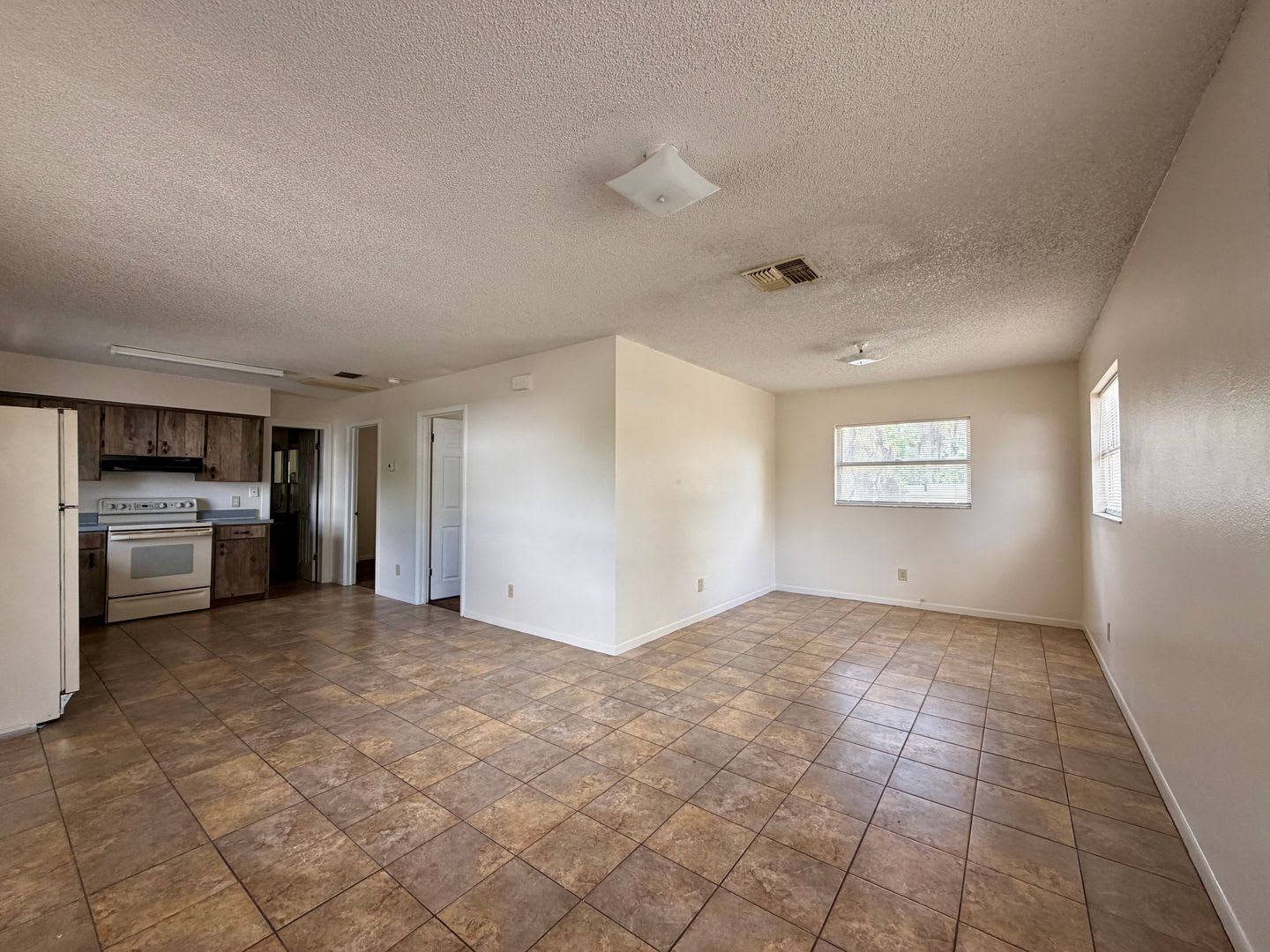 Adorable 2 bed/1 bath second floor apartment! – photo 2