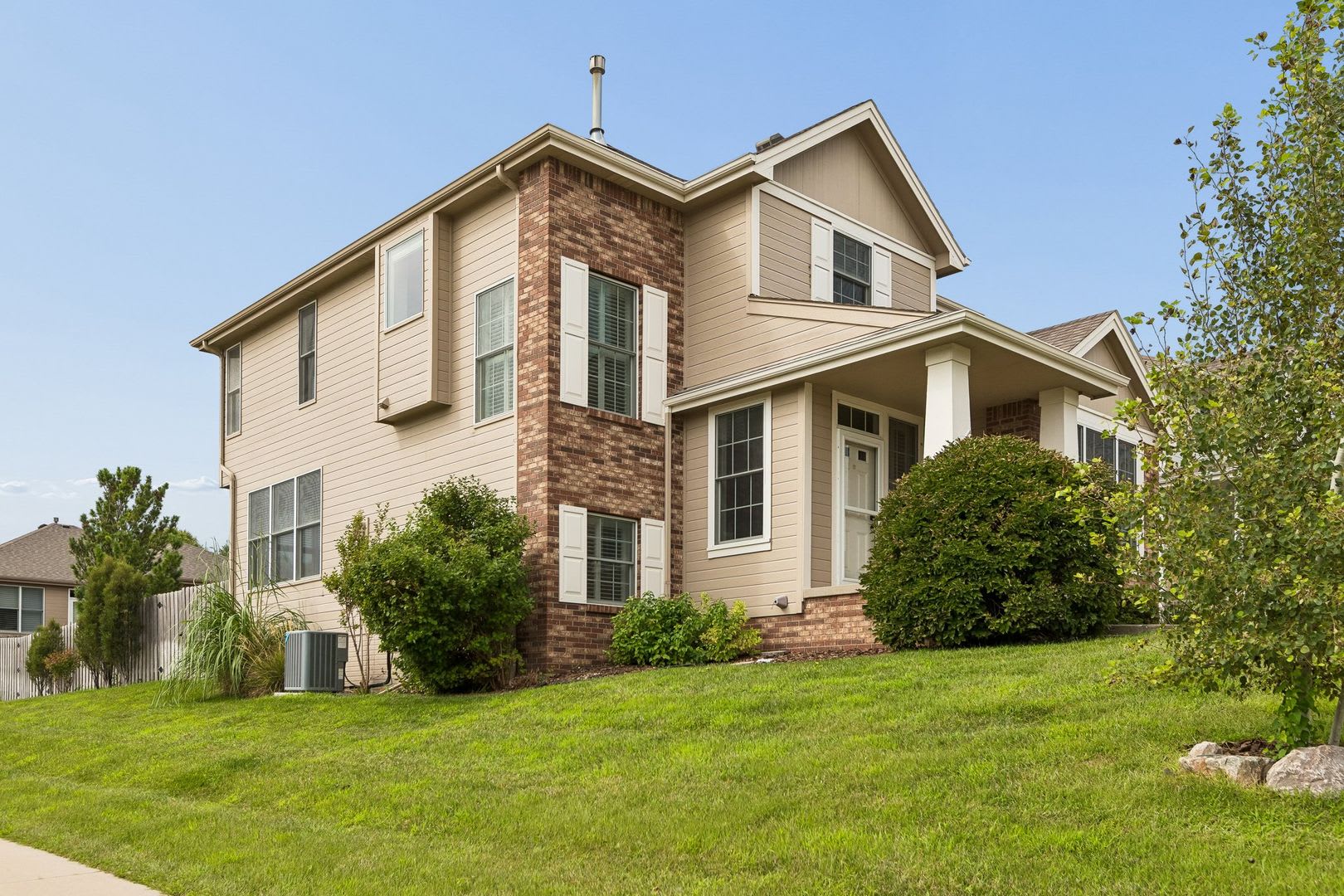Gorgeous 4 Bedroom In The Grove!! – photo 2