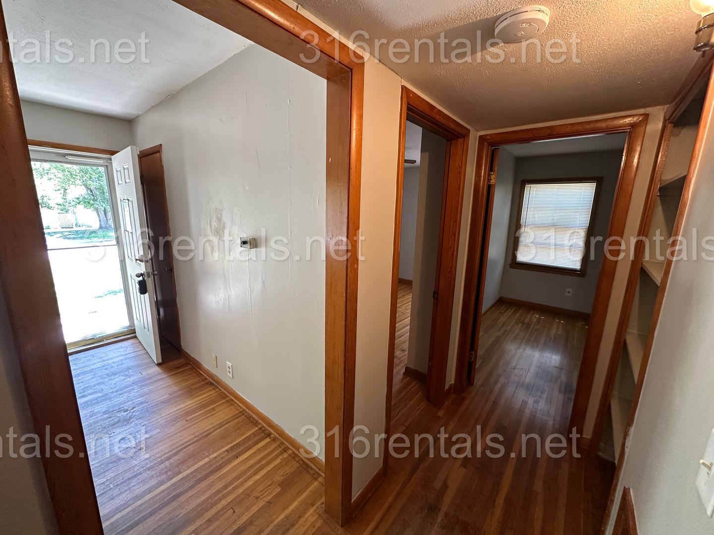895 2 Bed 1 Bath Single Family Home – photo 3