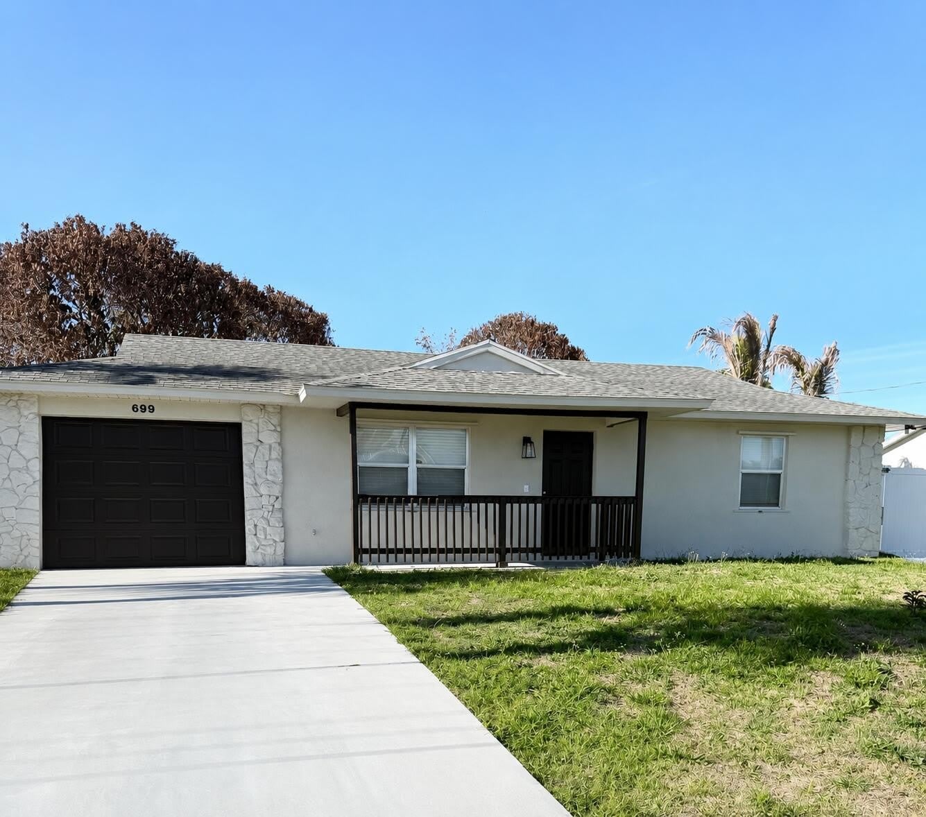 699 NW Riverside Drive – photo 1