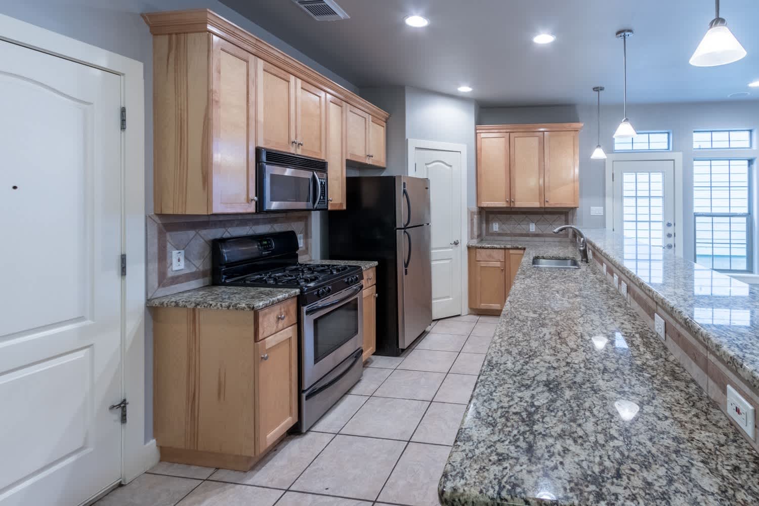 UT PRE-LEASE: 6 Bed / 3 Bath – photo 4