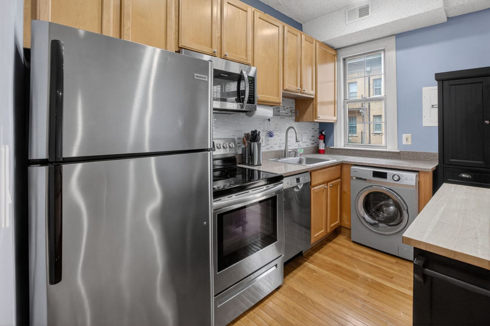 Sunny 1br with Balcony in Columbia Heights! First Month Free! – photo 3