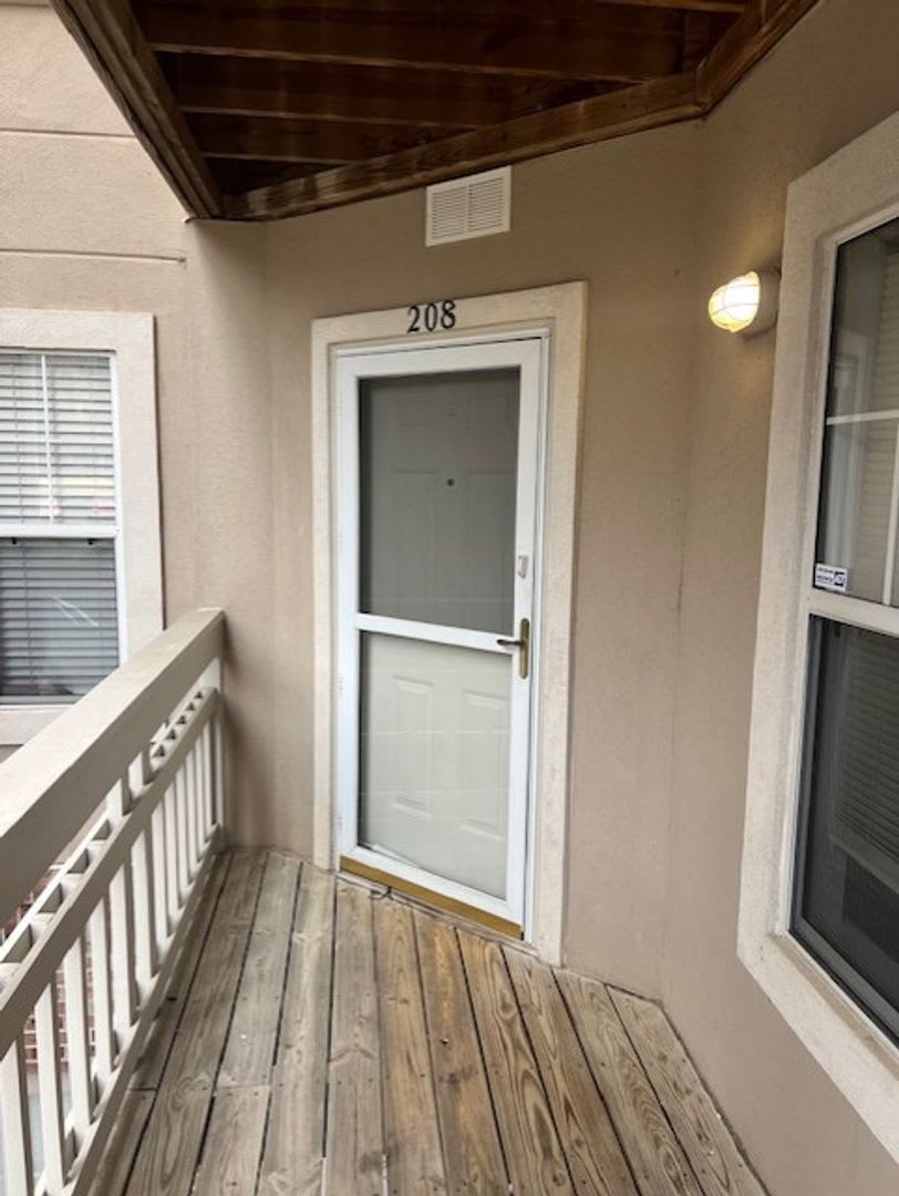 Waterfront 2 Bed 2 Bath Condo Pier 33 Alley Kitchen Fireplace Washer Dryer Included Community Pool – photo 2