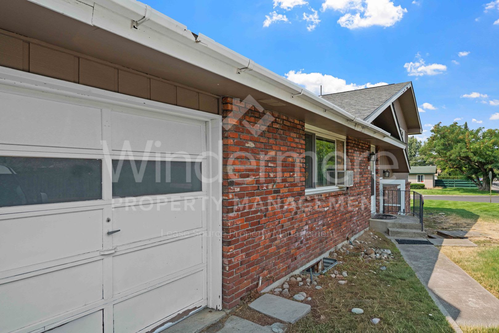 **Half off one month's rent!!** 3 Bed 2 bath property centrally located in Spokane Valley – photo 2