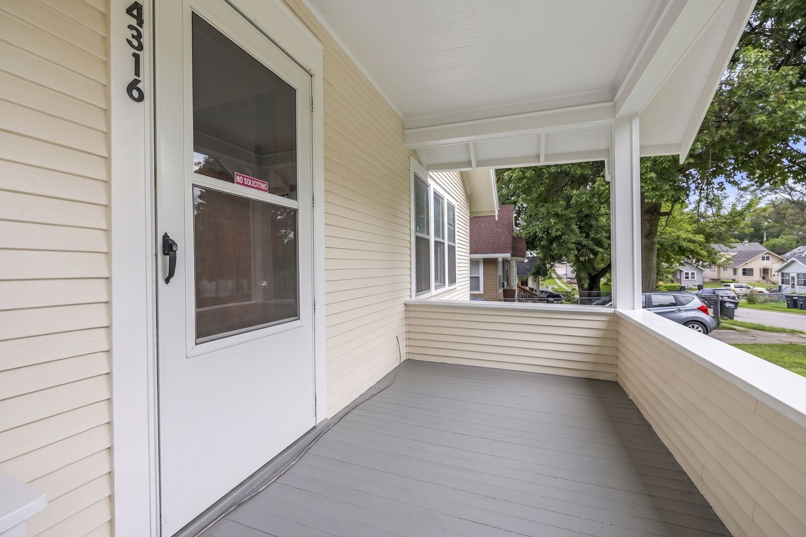 Updated 3-Bedroom House with Yard – photo 3