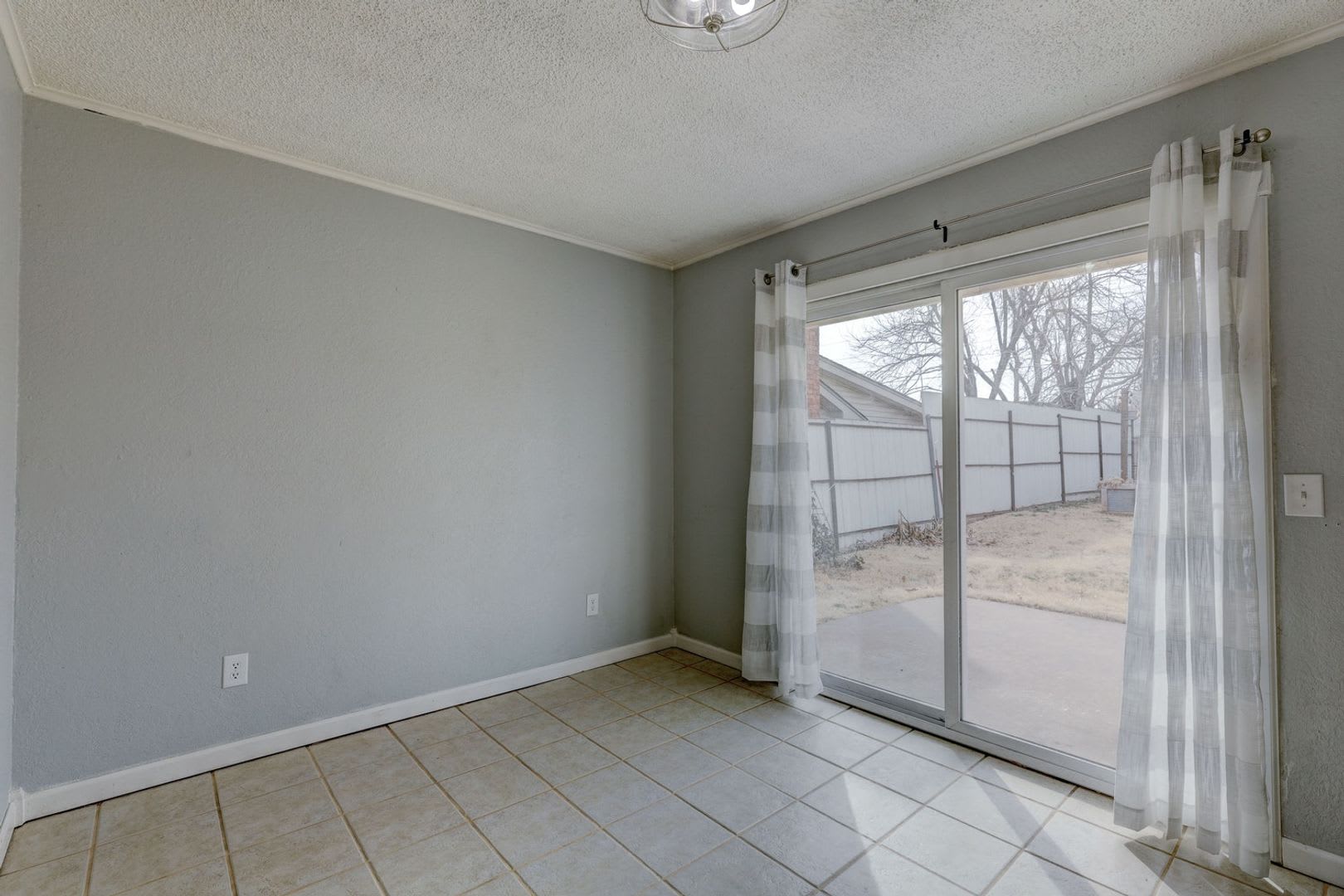 4 bed, 2 bath house in mustang schools – photo 3