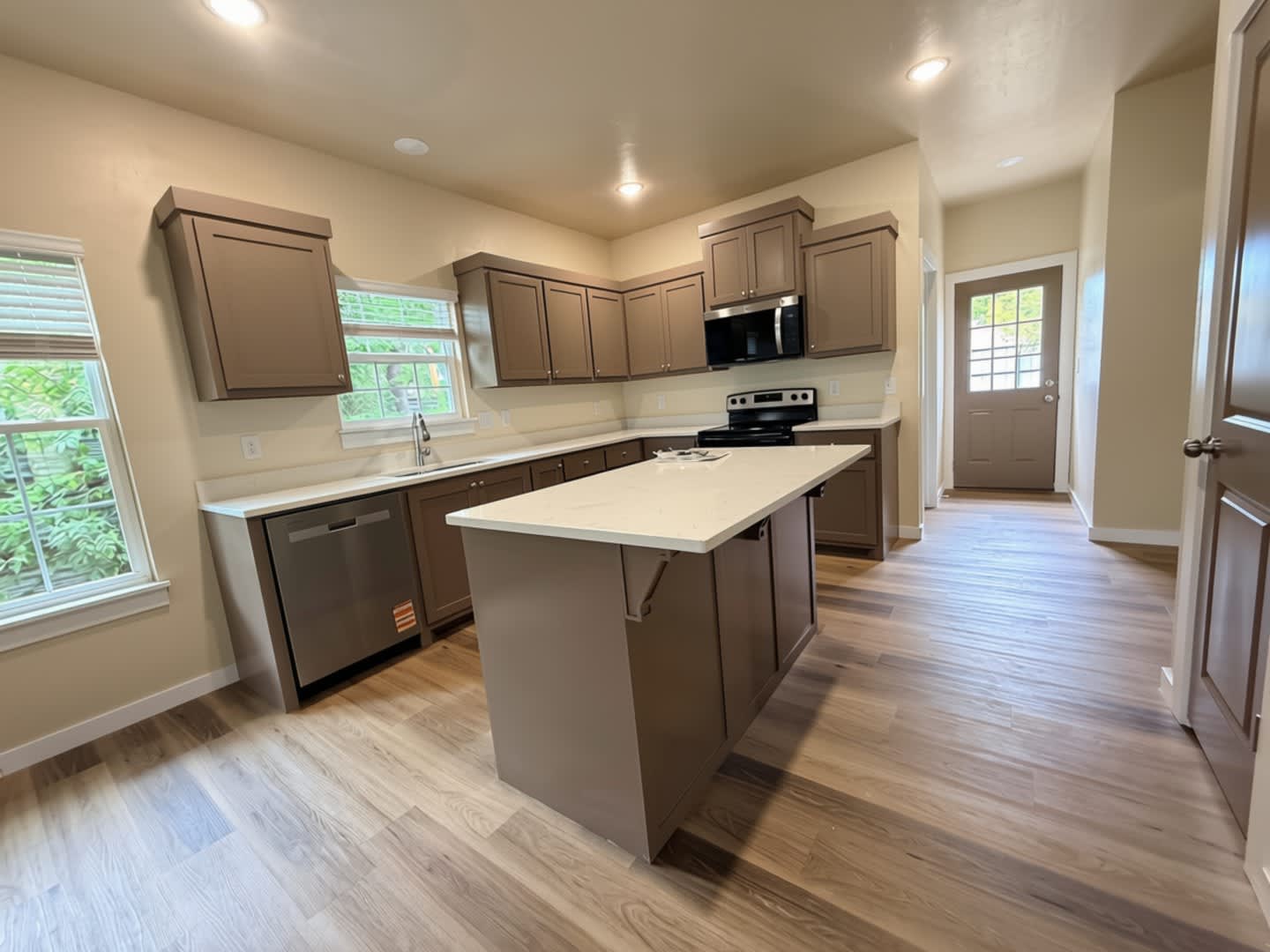 NEW HOME. MODERN FINISHES. FENCED YARD. GREAT LOCATION. – photo 5