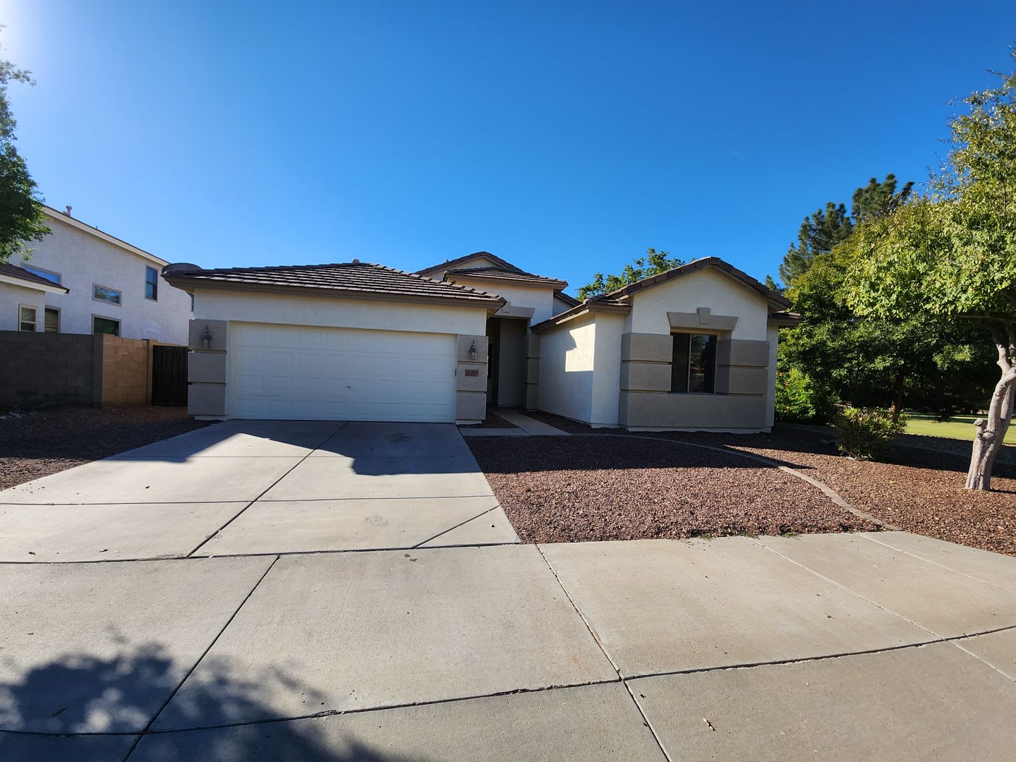 Vaulted ceilings, split bedroom floor plan, tile flooring throughout – photo 1