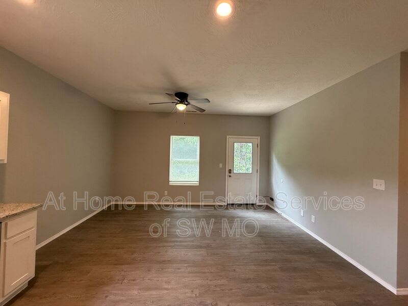 1080 S Mission Ave – photo 4