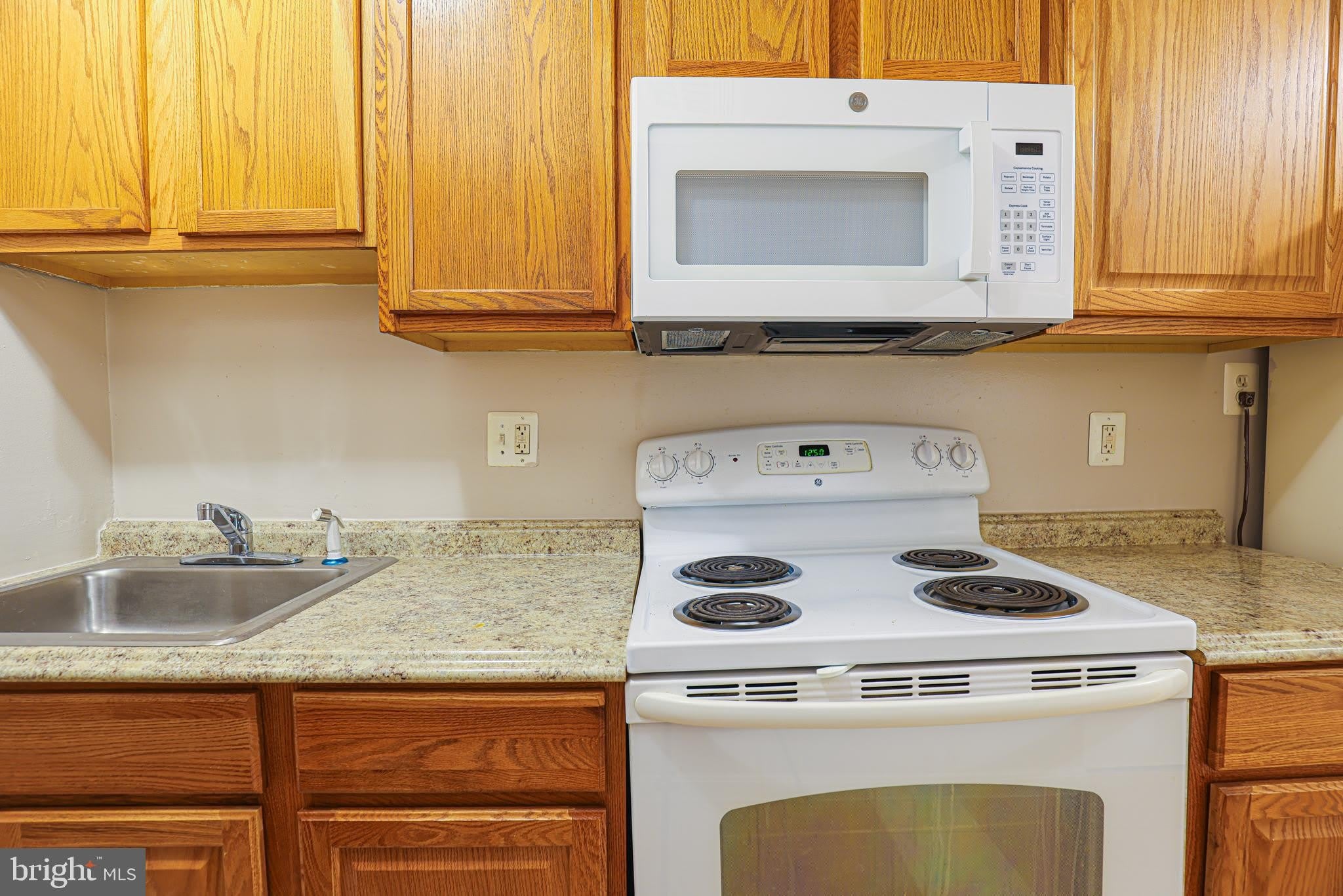 1633 E Street NE – photo 4