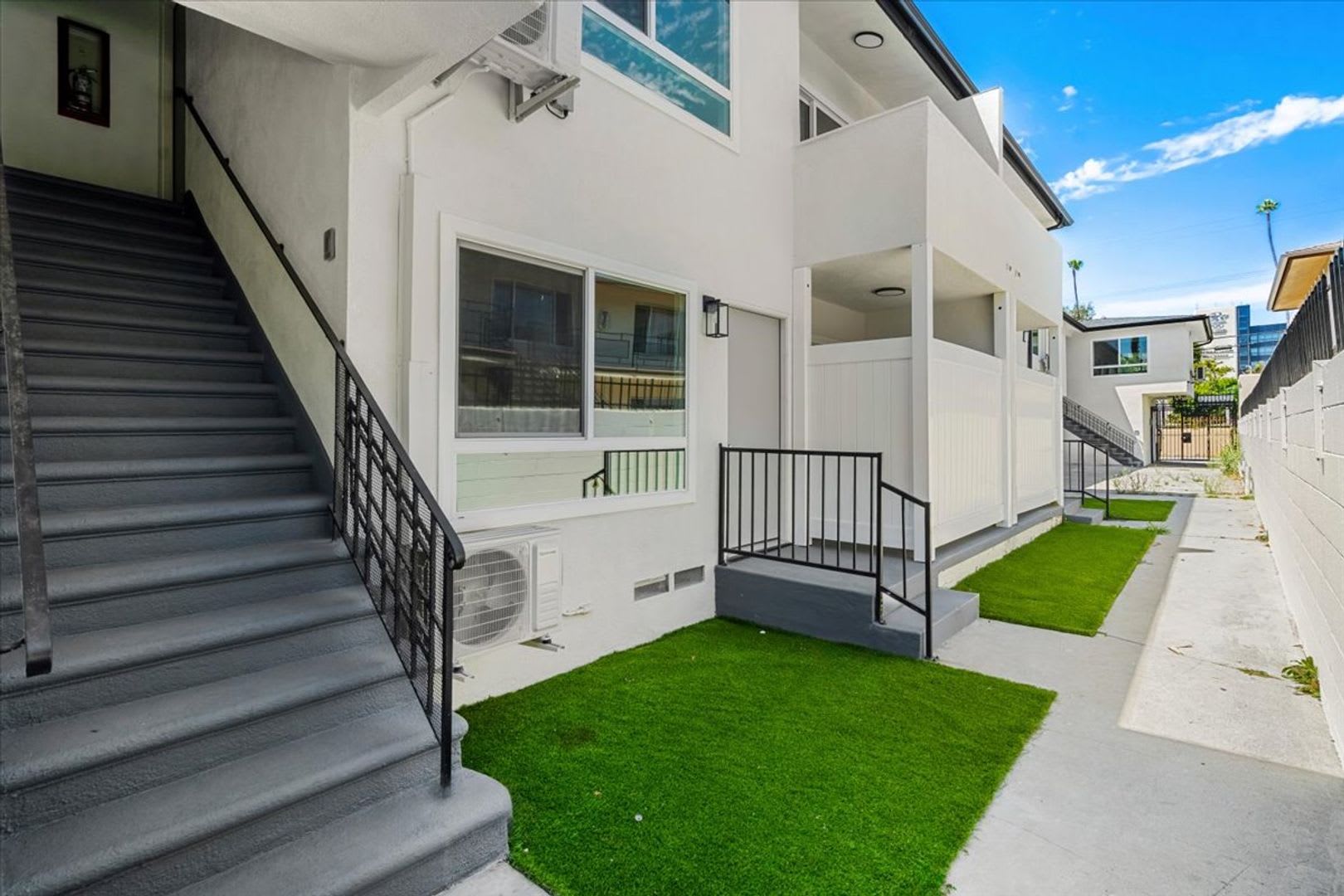 Newly Renovated 2BR/1BA Modern Living near LAX, SoFi Stadium & Intuit Dome! – photo 4