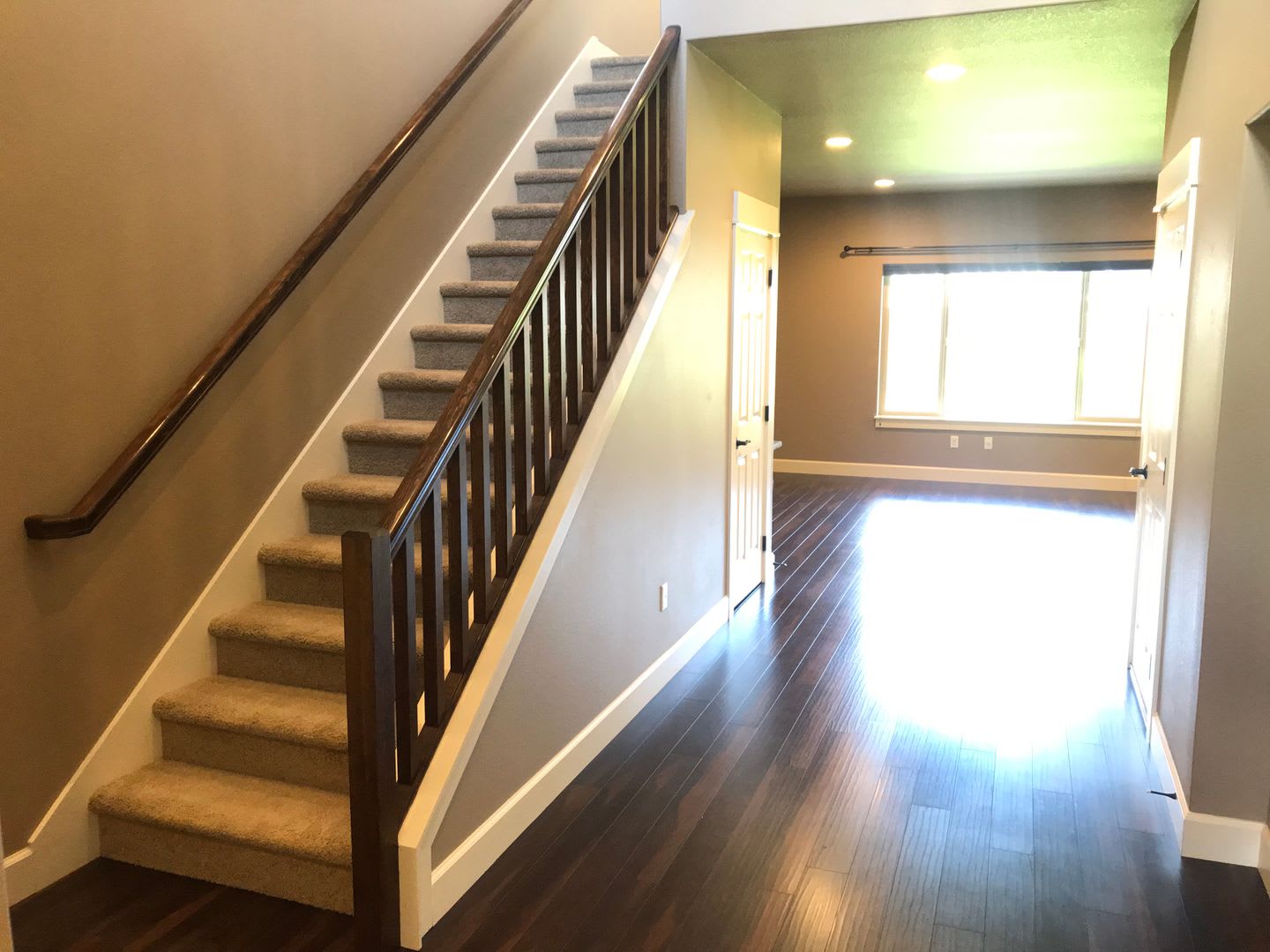 Large 3 Bedroom with Fenced Yard and Community Pool! – photo 2