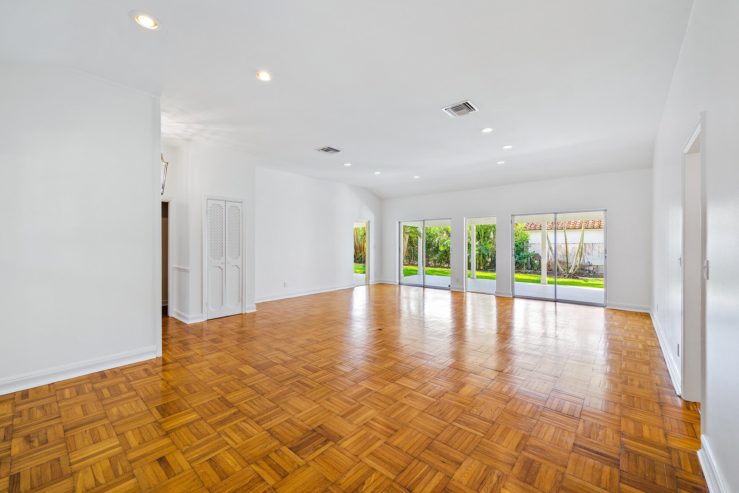 210 Russlyn Drive – photo 3