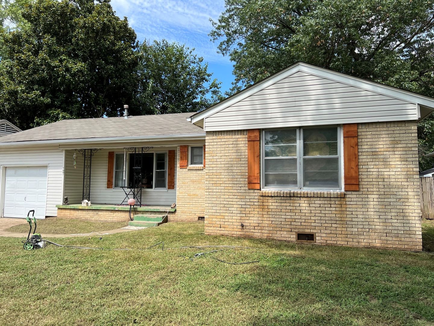 AVAILABLE FOR IMMEDIATE MOVE IN! WALK TO RIVERSIDE PARKS!!! – photo 2