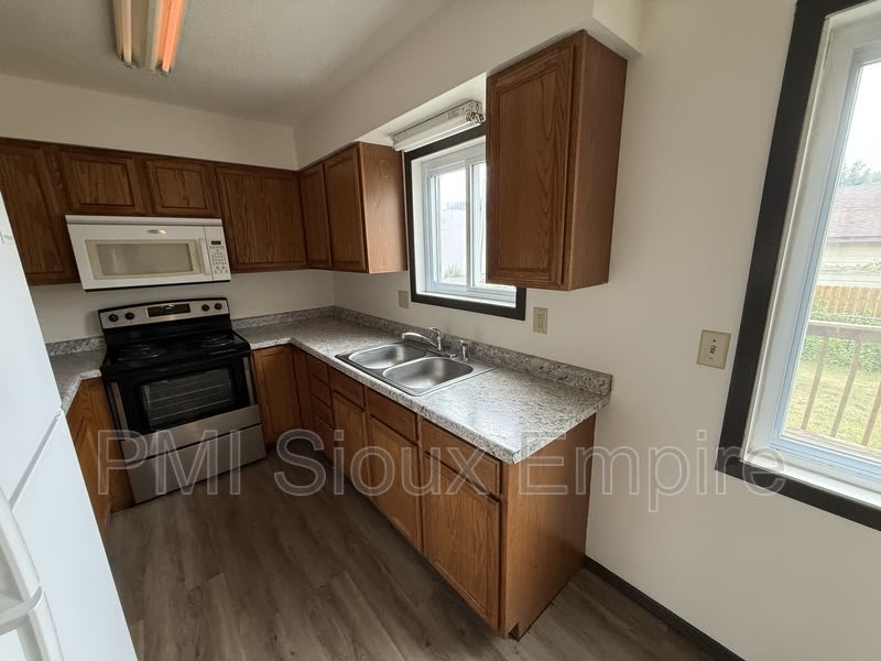 612 E 6th st – photo 4