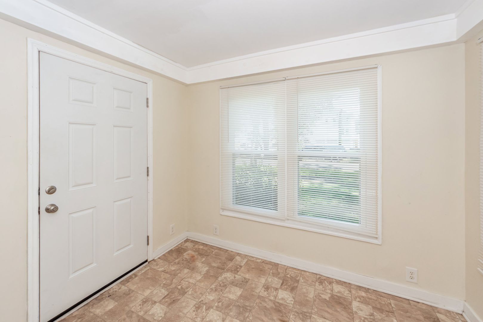 3 Bedroom, 2 Bathroom Home in West Ashley – photo 3