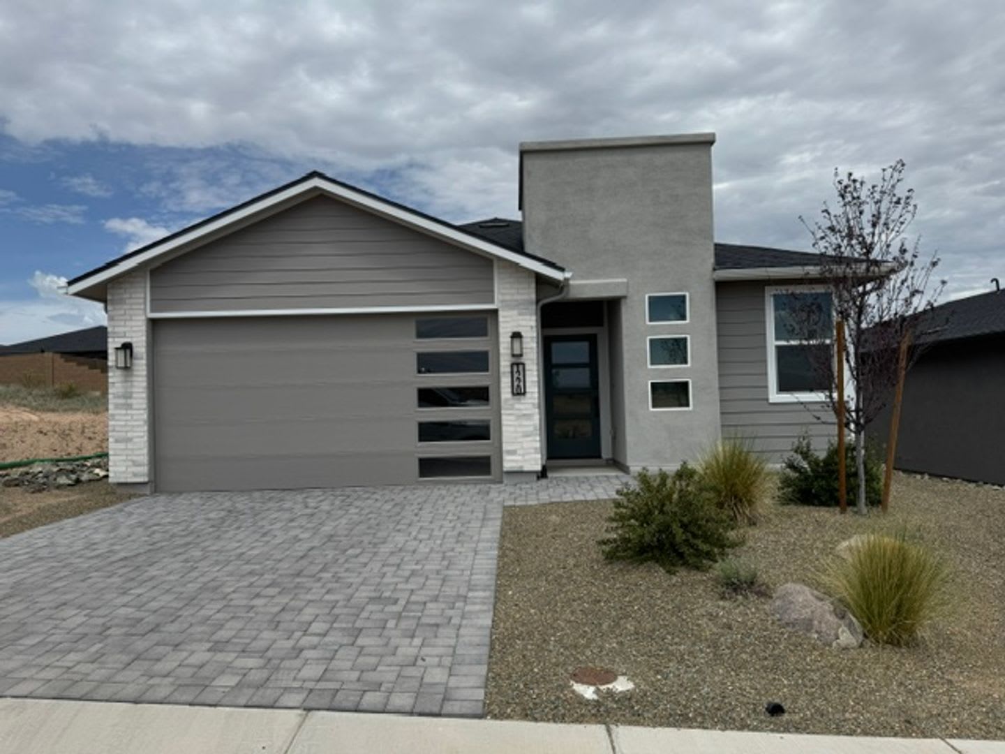 Stunning 3 Bedroom 2 Bath 2 Car Garage In South Ranch Community Prescott – photo 1