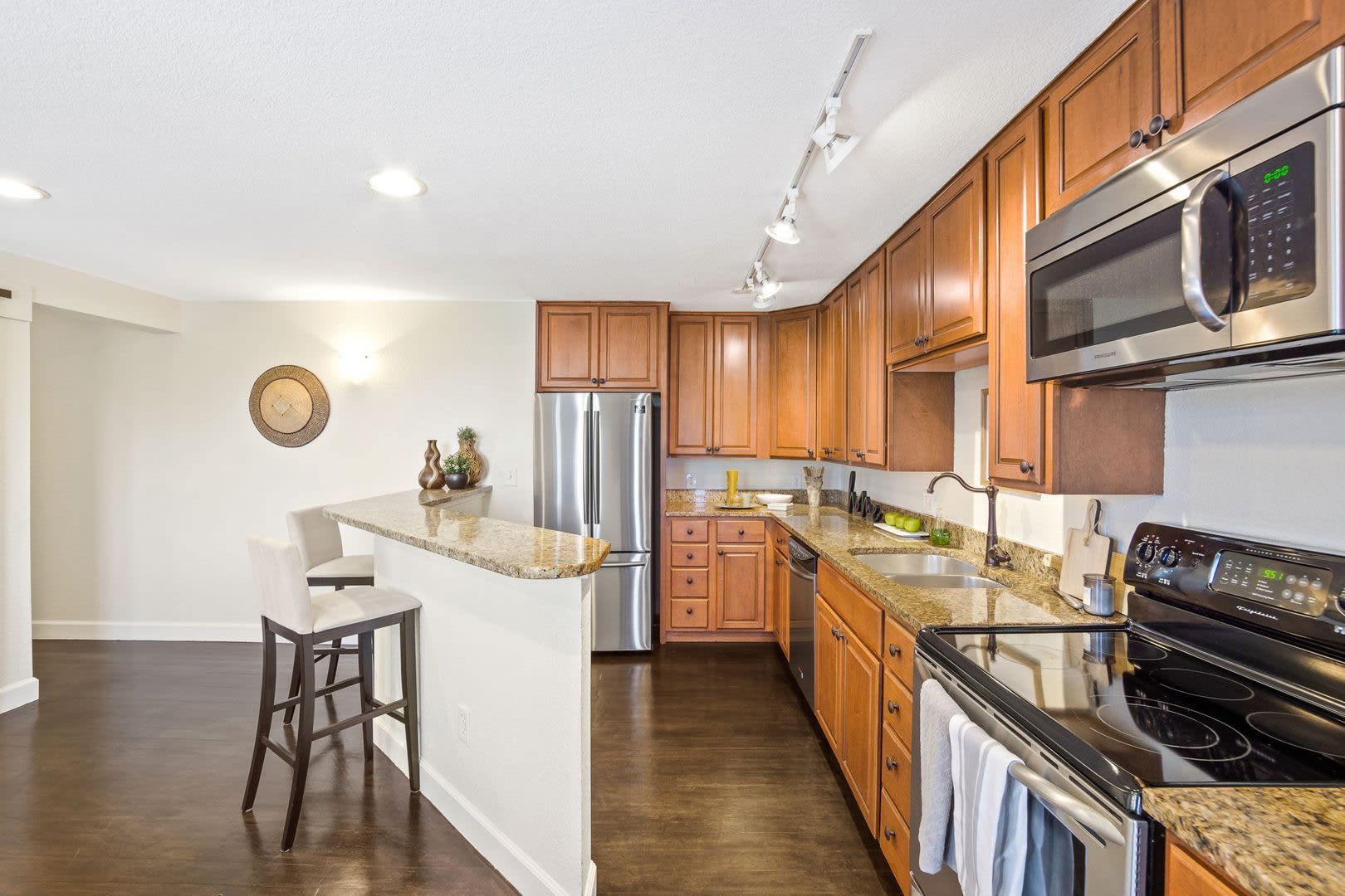 Incredible 2 bedroom 1 bath Condo in West Washington Park Neighborhood – photo 4