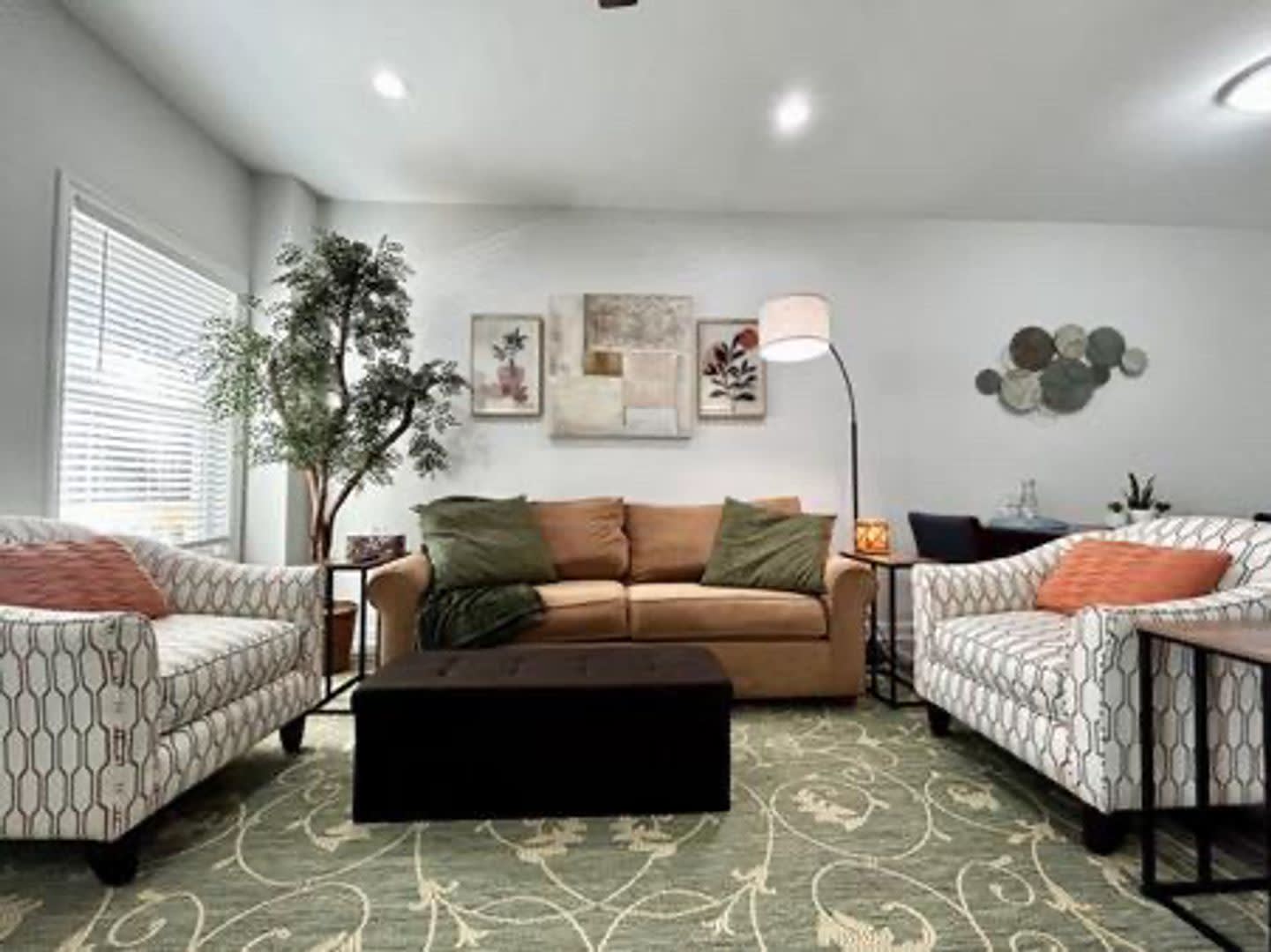 Room in 3 Bedroom Home at Dearborn Dr – photo 4