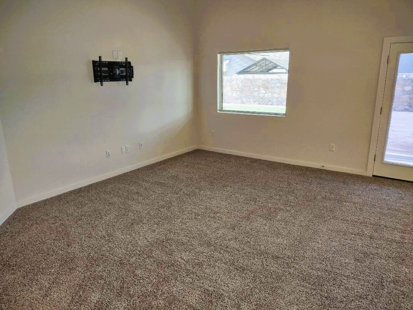 Fabulous Single Level Eastside Home With Refrigerated Air Located In Quiet Neighborhood – photo 3
