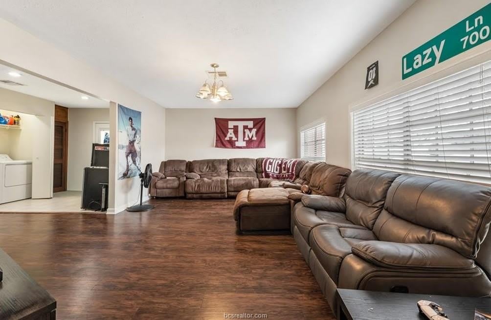 1402 Dominik Drive – photo 2