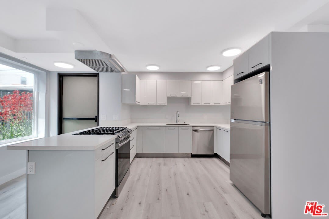 917 S Berendo St – photo 4