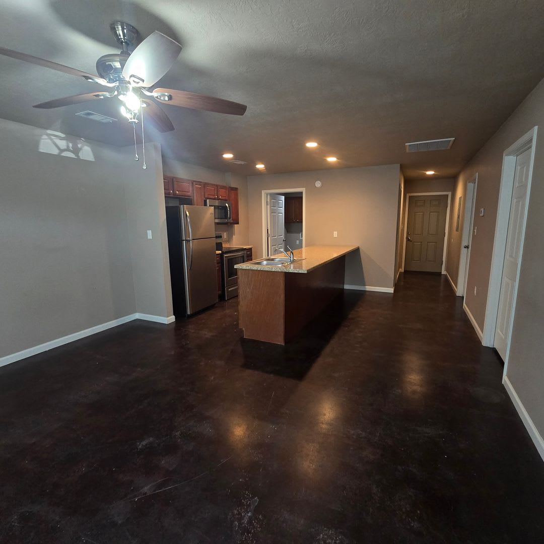2 Bedroom 1 Bath Apartment in Newport! – photo 2