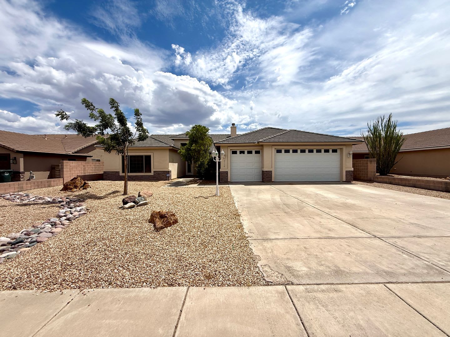 Beautiful 4 Bedroom Home With 3 Car Garage Hualapai Mountain Views In Walleck Ranch – photo 2