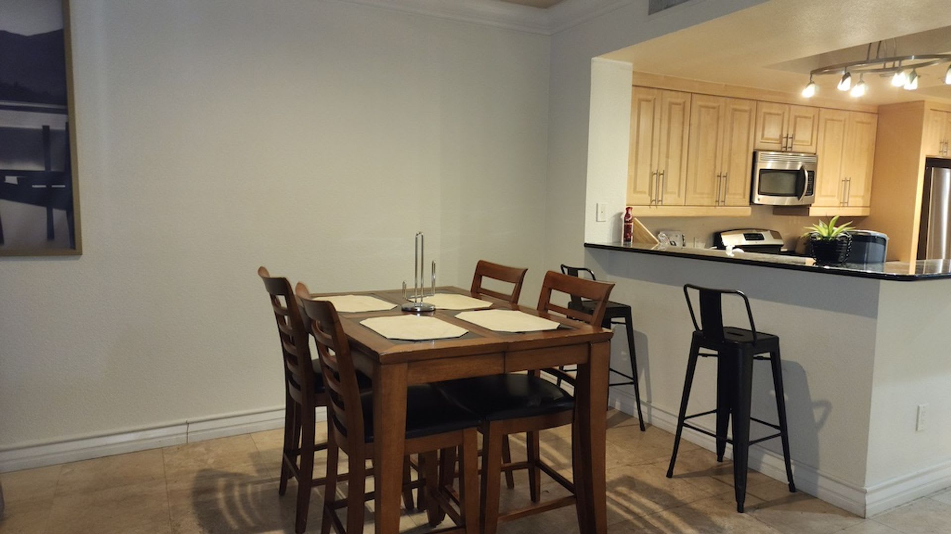 Two Bedroom Condo with Great Amenities! – photo 4