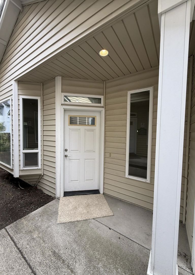 Spacious 3-Bedroom Vancouver Home with New Carpet & 2-Car Garage – photo 3