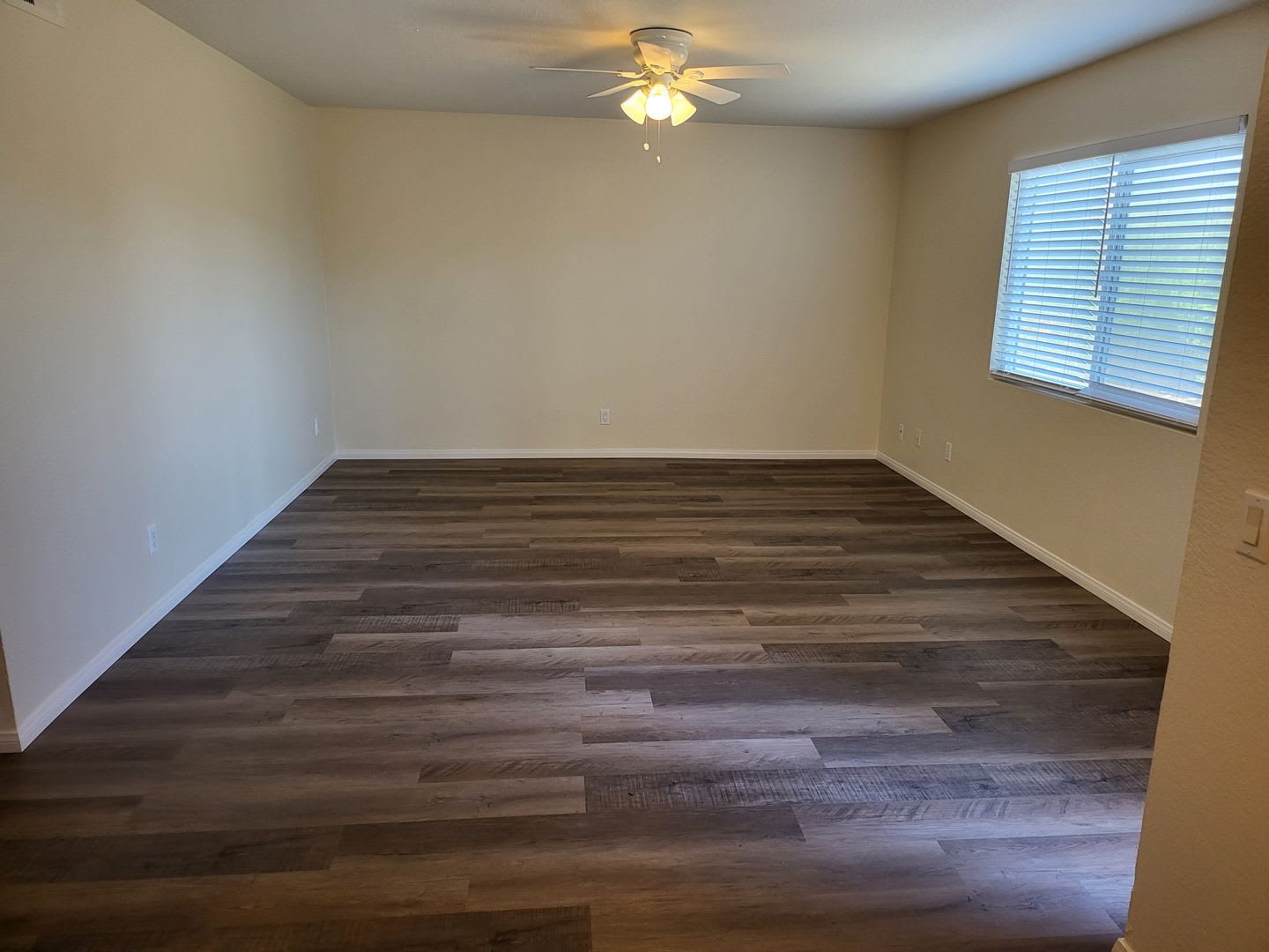 Beautiful Updated Unit, Pool/Spa, Private Laundry, Reserved Parking – photo 2