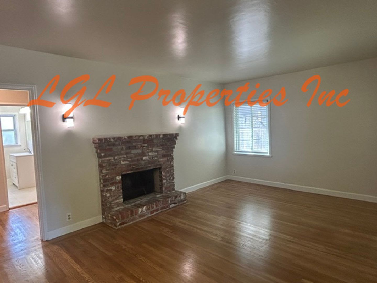 2787 19th Street 95818. Land Park 2 Bedroom 1 Bath On Tree Lined Street @ Markham & Land Park Dr. – photo 4