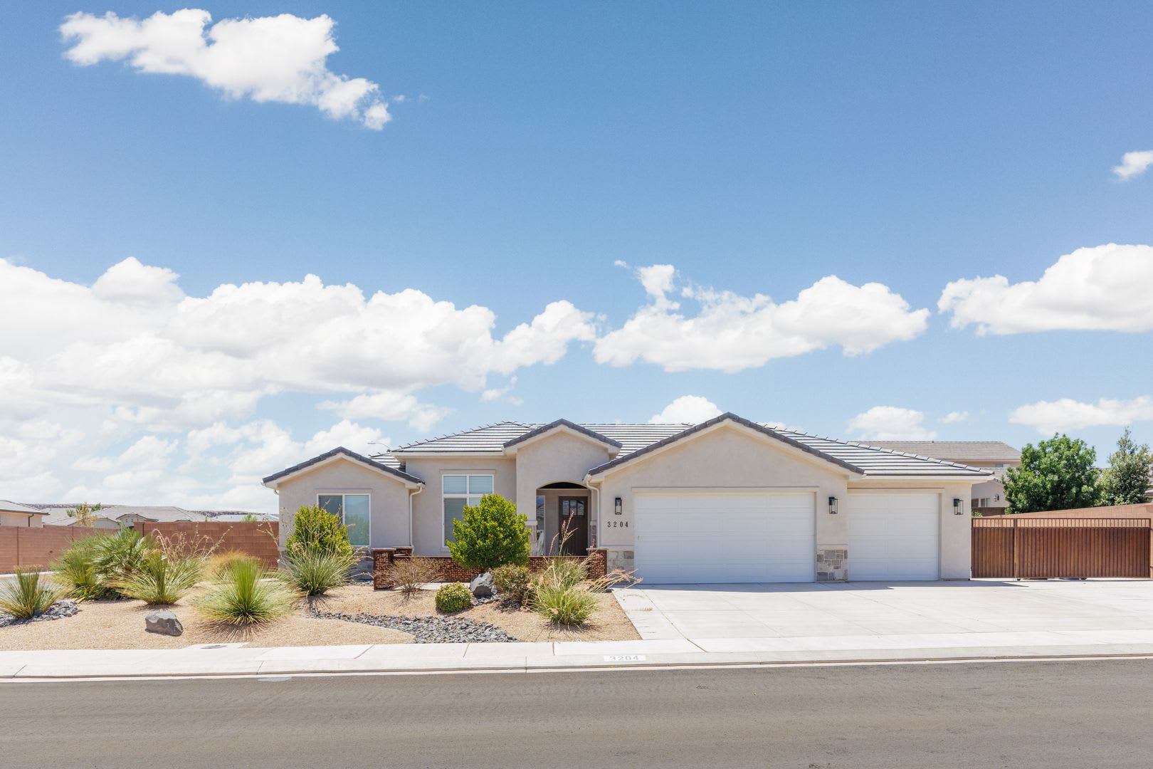 Custom 4 bedroom Single Story. Crimson Cliffs boundaries. – photo 1