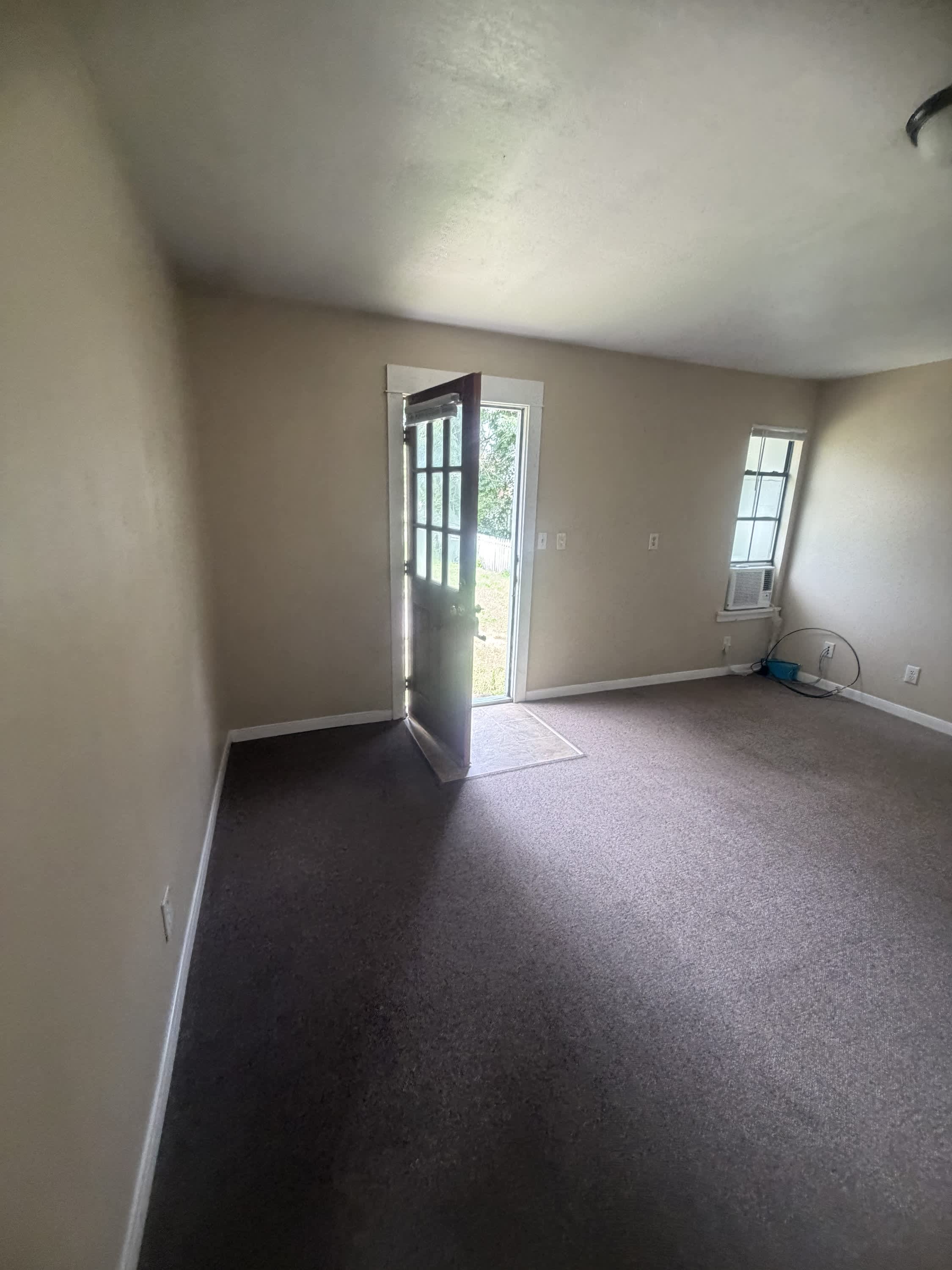 302 1/2 Burleson – photo 1