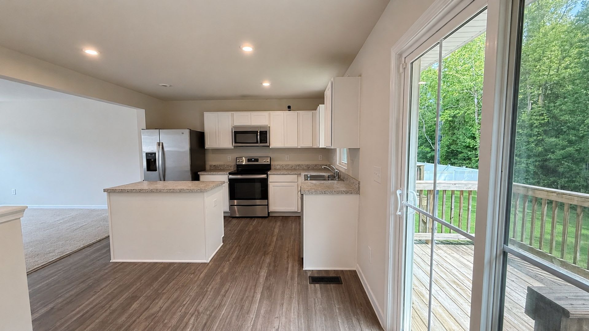 Charming 3-Bedroom Suffolk Home with Garage & Deck – photo 4