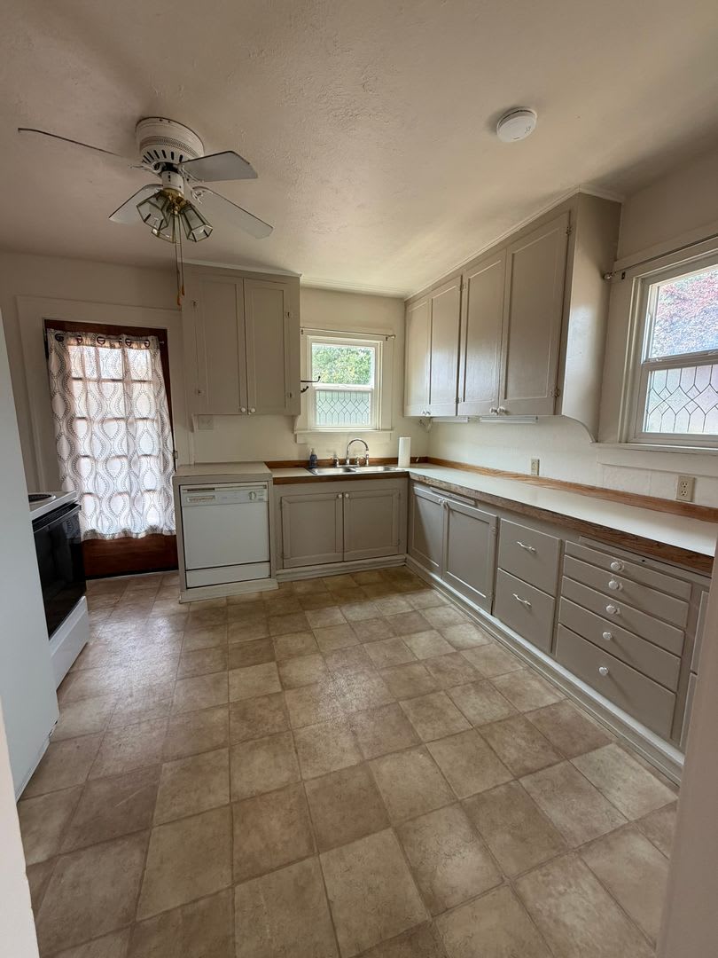 2 Bedroom 1 Bathroom Home – photo 5