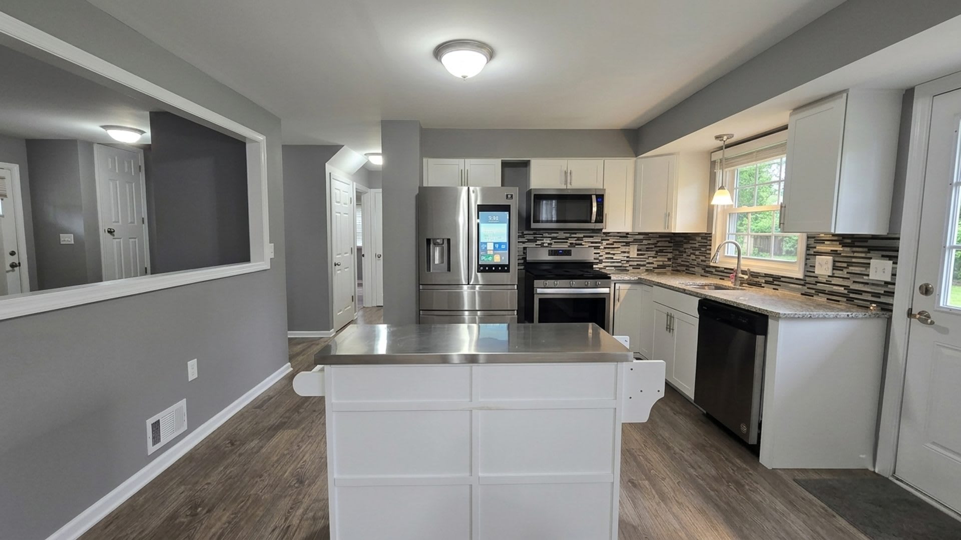 Welcome to this 4 bedroom 2 Bull Bathroom home with a Garage – photo 5