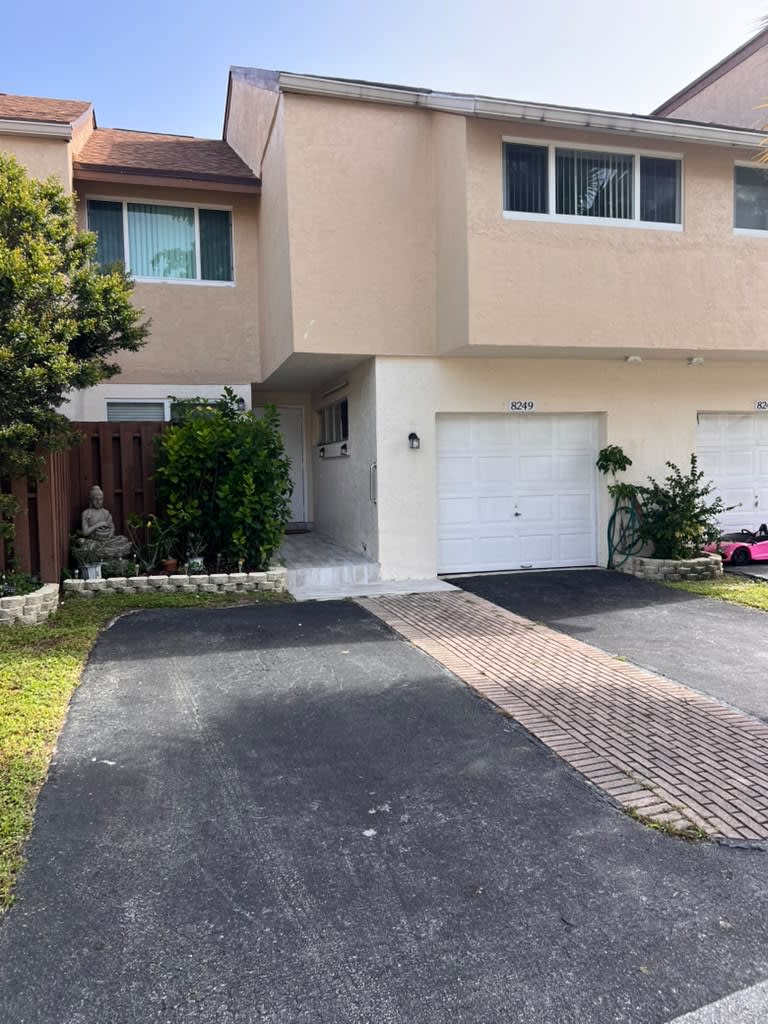 8249 Northwest 9th Street – photo 2