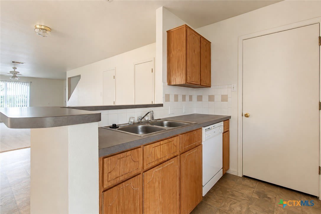 102 E Robin Lane – photo 5