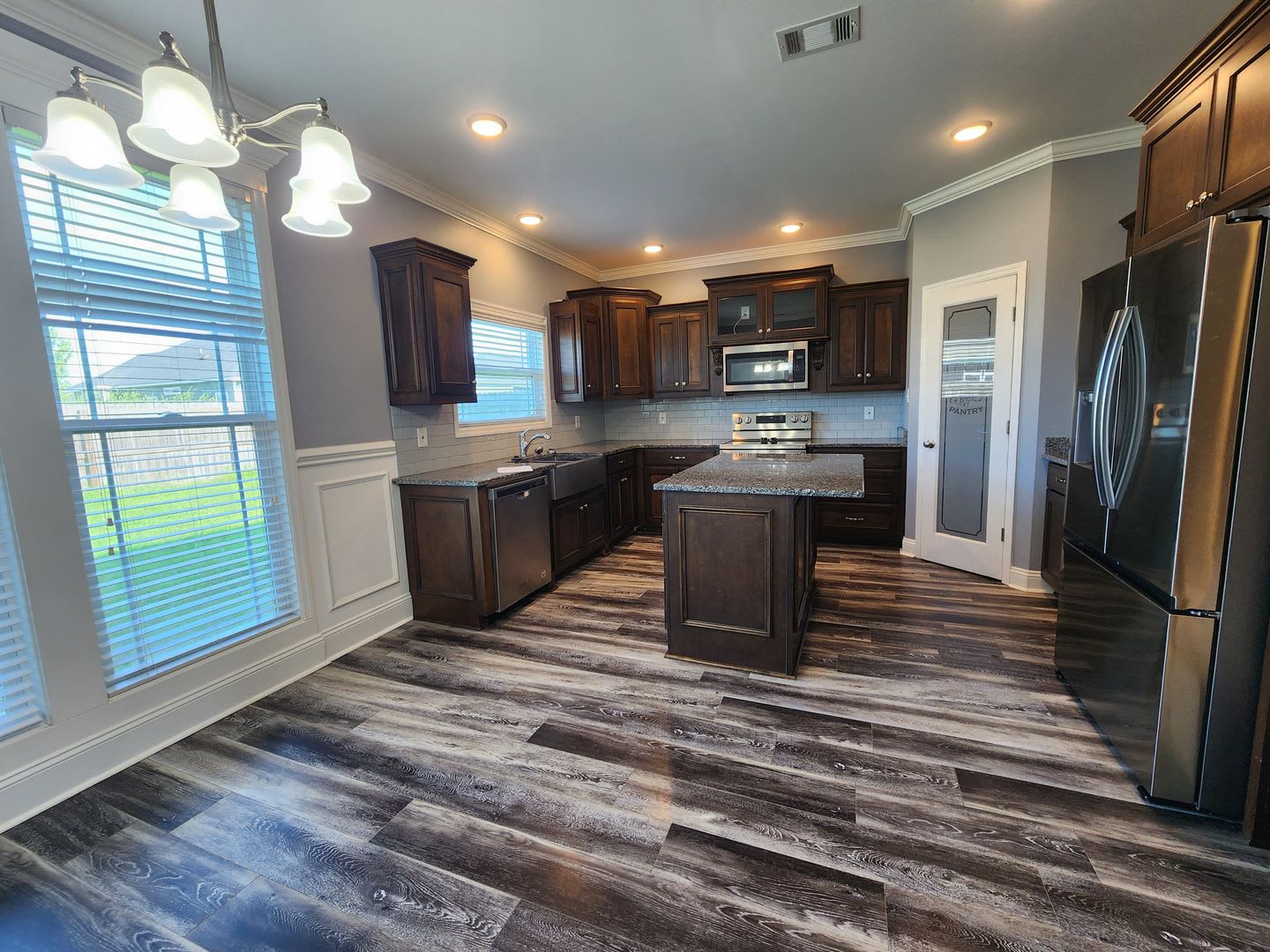 Modern 4Br Home With Screened Porch Granite Kitchen Fenced Backyard – photo 3