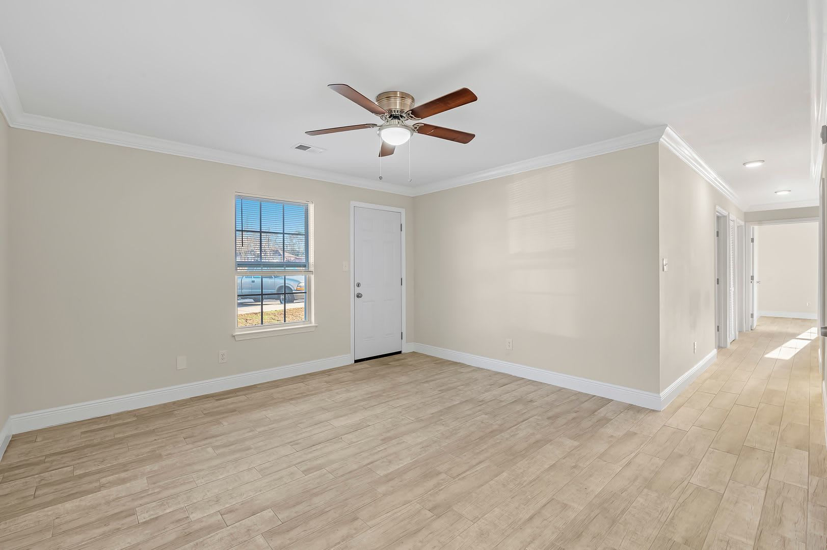 Discover Your Dream Apartment: Renovated 3-Bedroom, 2-Bath Apartment – photo 3