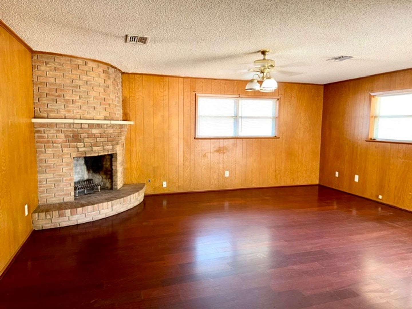 Two Living Rooms And Fully Fenced Backyard – photo 4