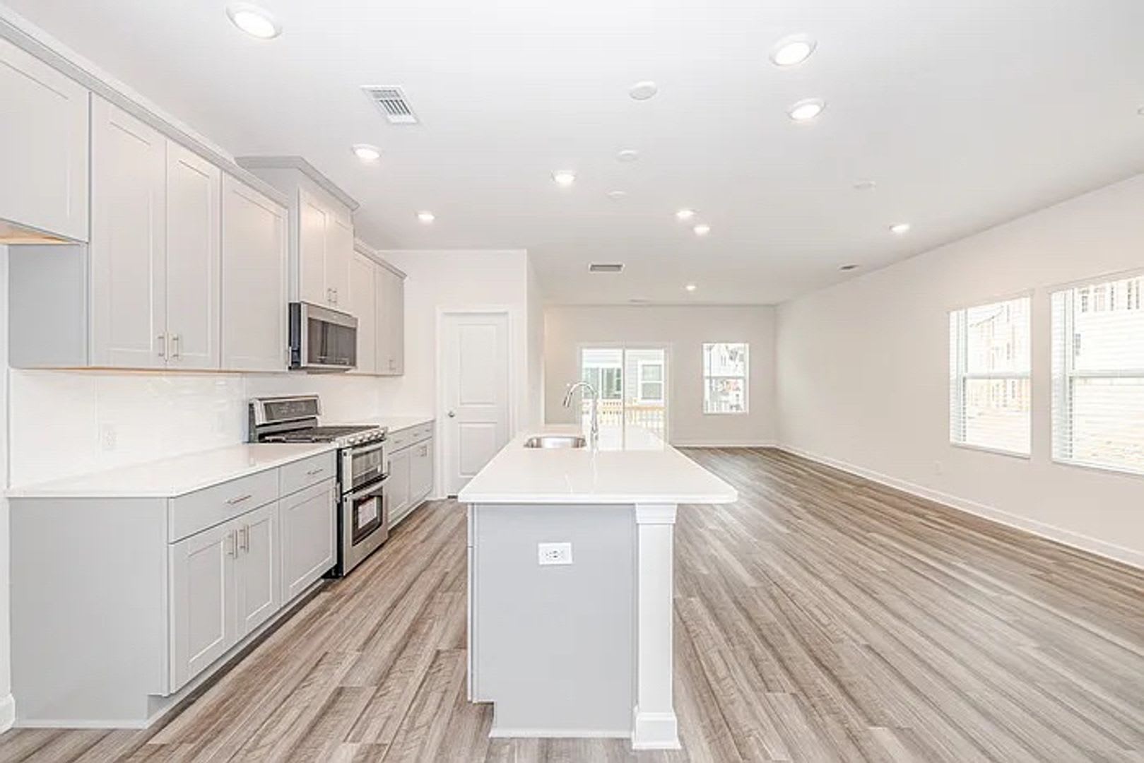 Room in 4 Bedroom Home at Millennium Ave – photo 4