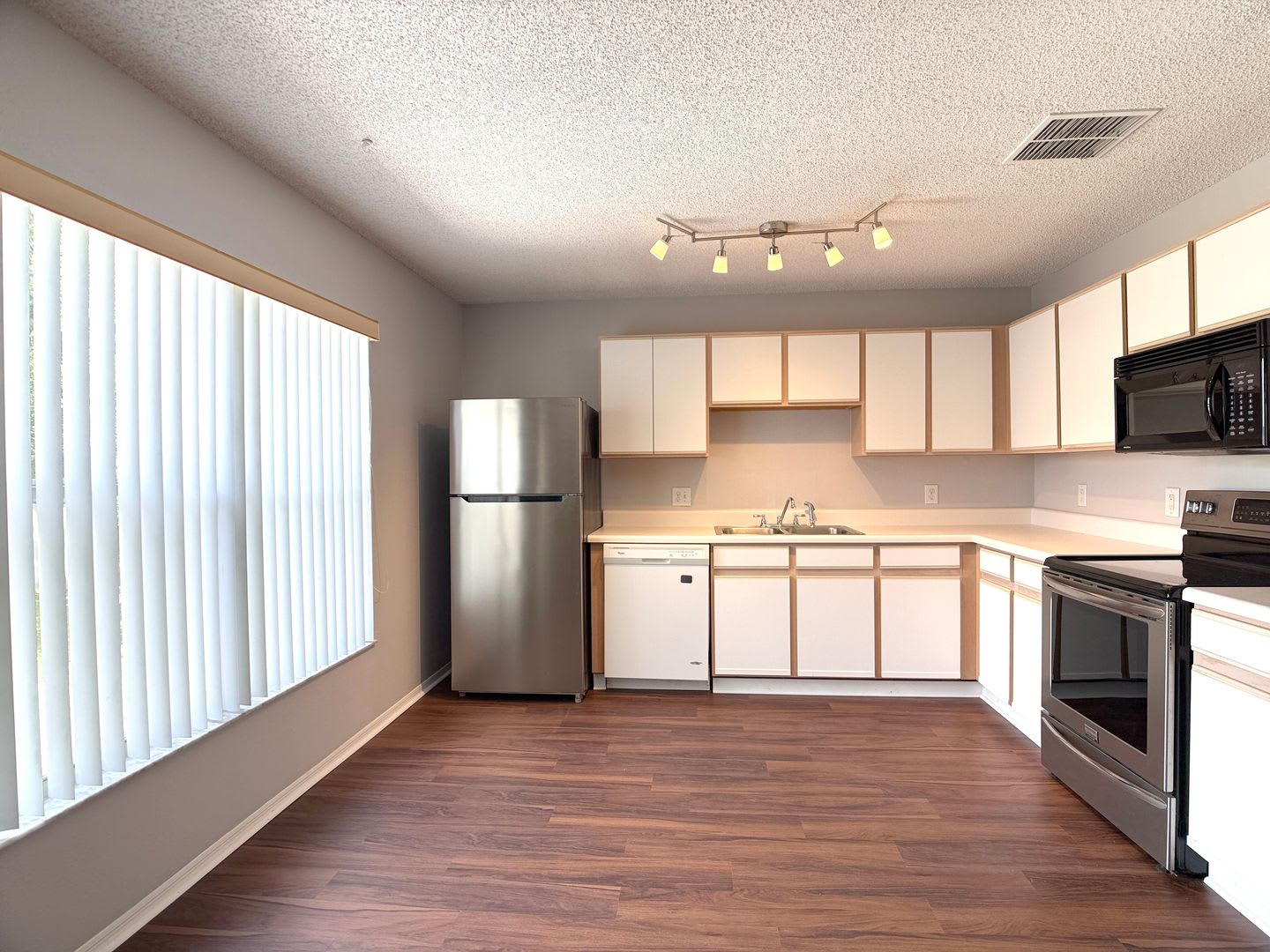 Move In Ready New Interior Paint New Laminate Flooring New Bathroom Tile Lawn Care Pest Control Included Pet Friendly Gated Community – photo 3