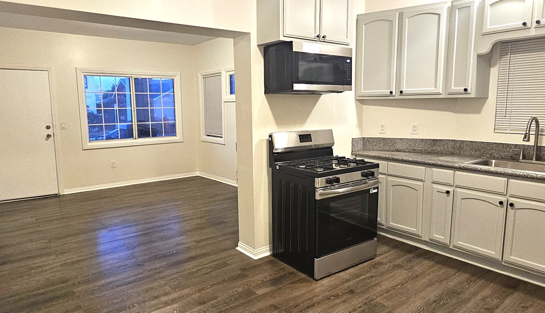 961-963 W 42ND STREET – photo 2