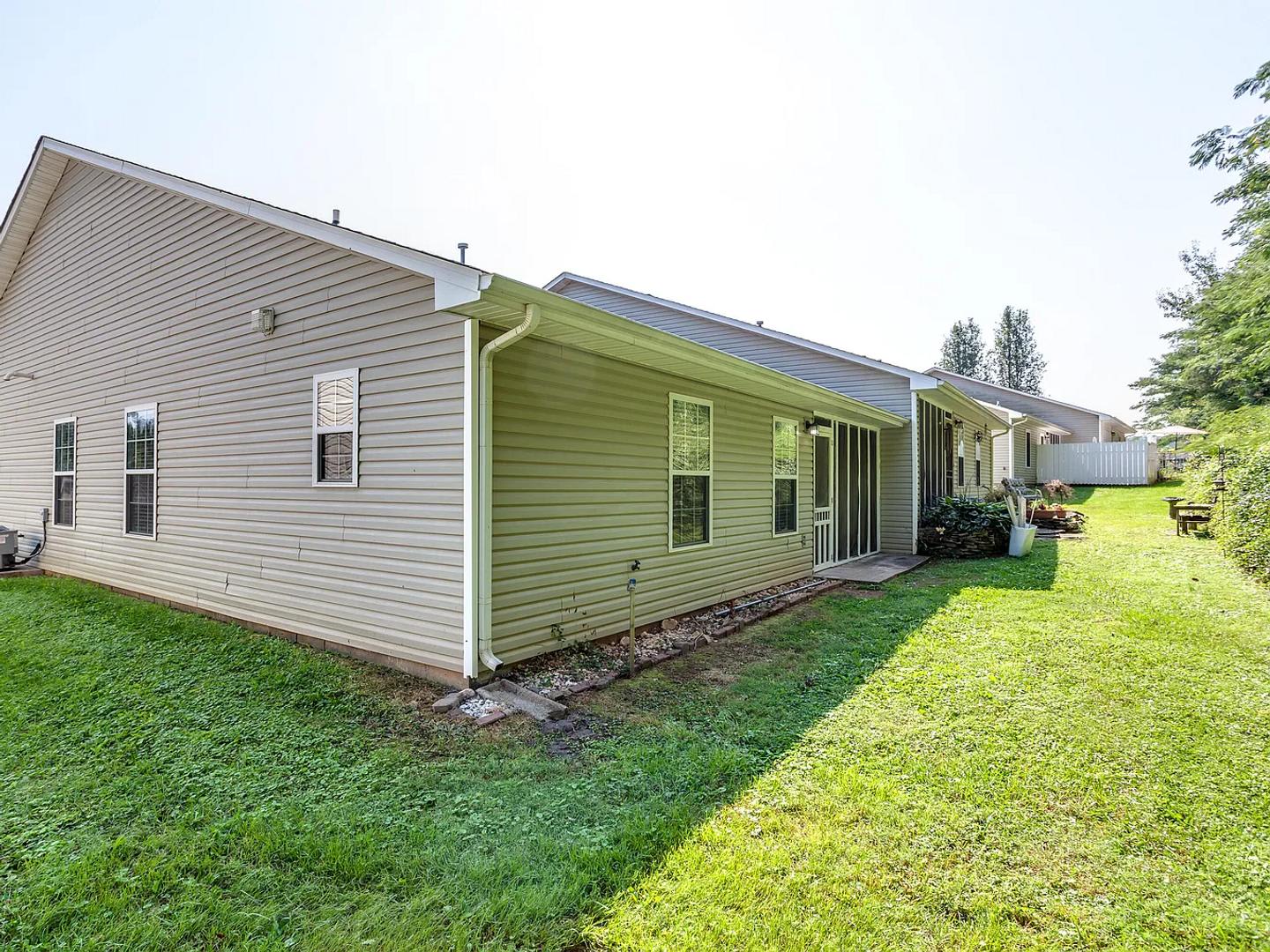 2bd/2ba end unit available now! – photo 3