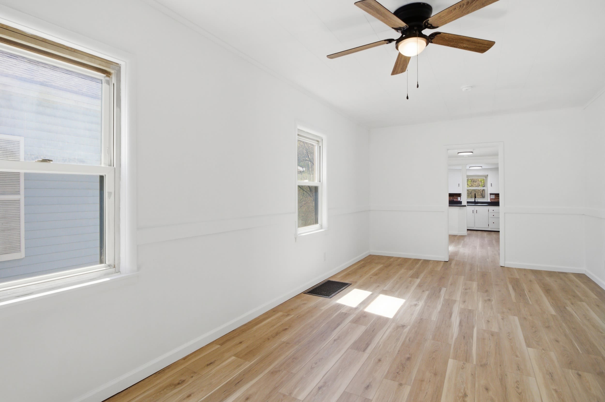 975 Washburn St – photo 4